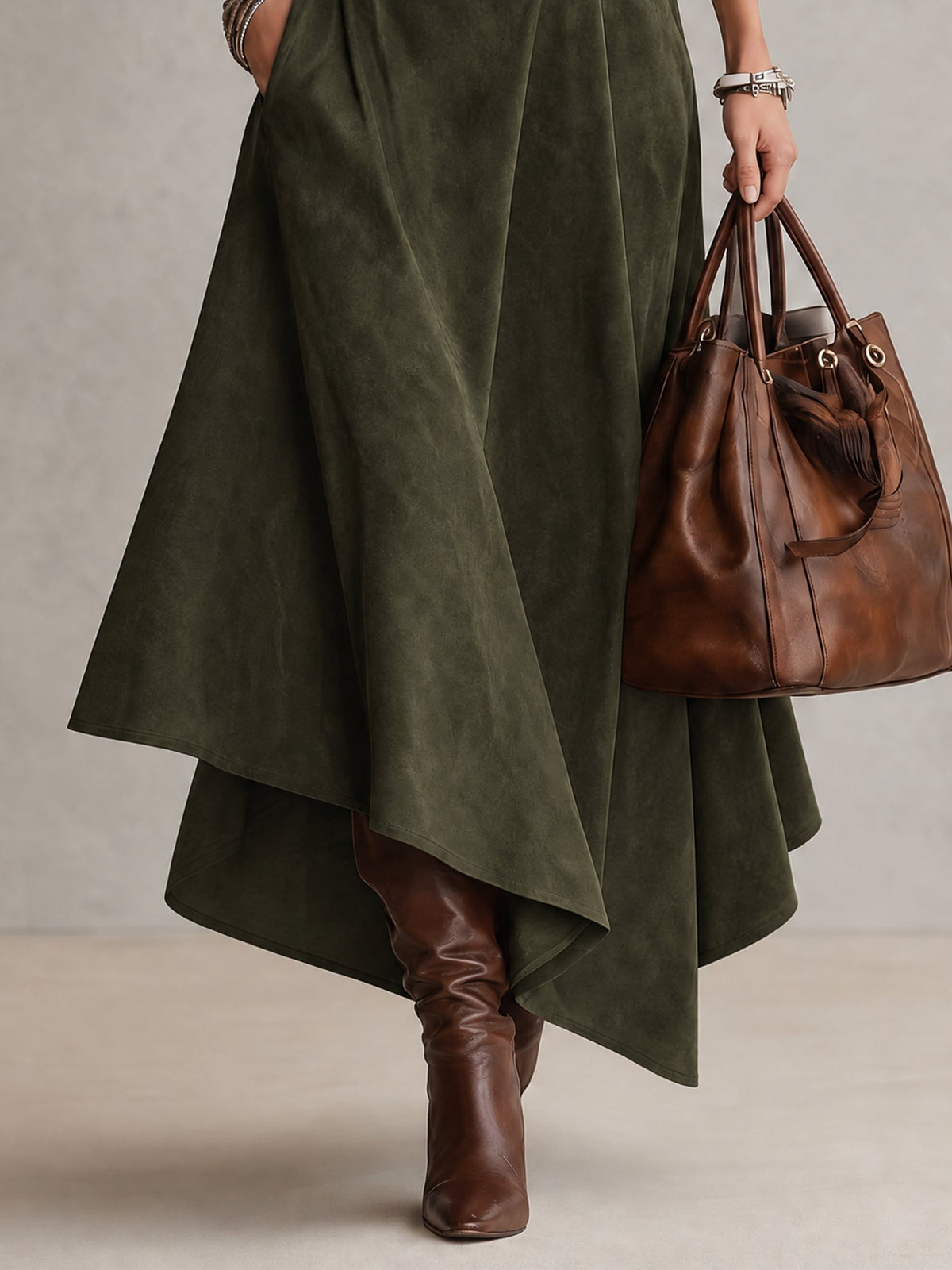 Ensemble Vert Olive avec Haut Extensible à Col Roulé et Jupe Asymétrique en Suédine (avec Ceinture)