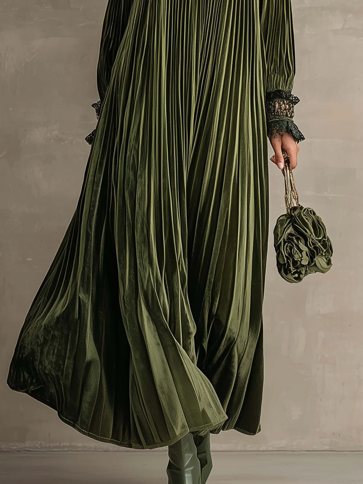 Robe Longue Plissée Vert Olive avec Détail Fleuri à l’Épaule